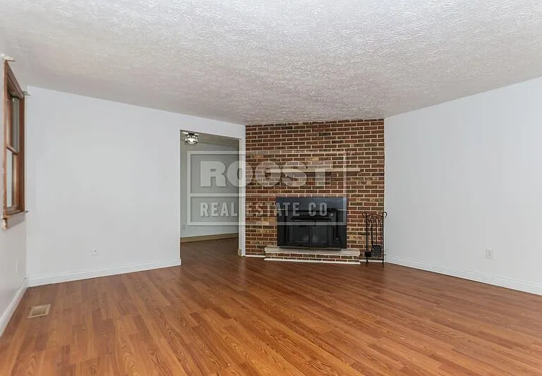 2600 Brookdale Dr — Photo 6