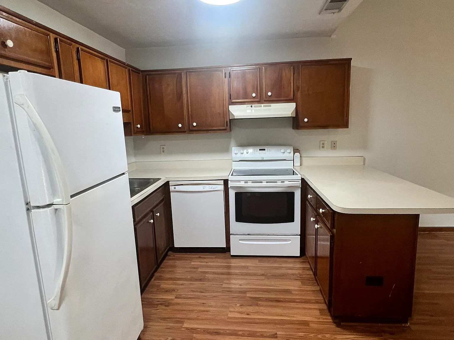 2 bed, 976 sqft, $1,200 — Photo 4