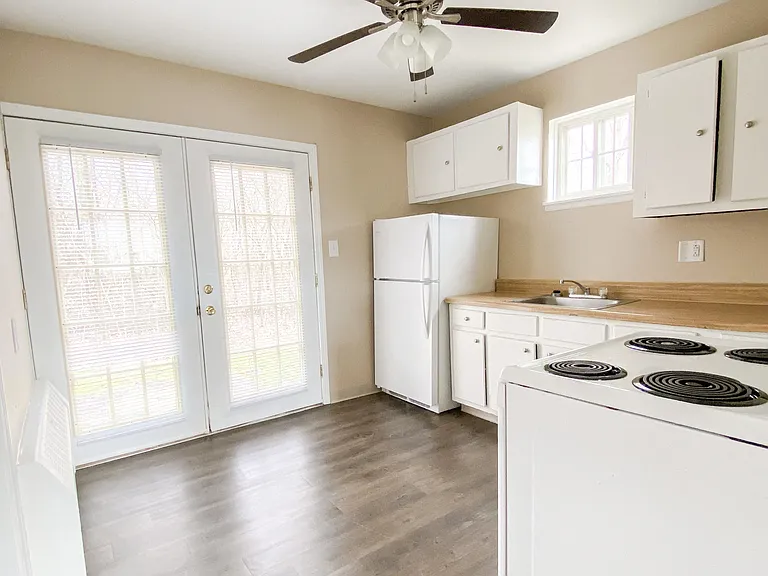 Evergreen Village Apartments & Townhouses — Photo 46