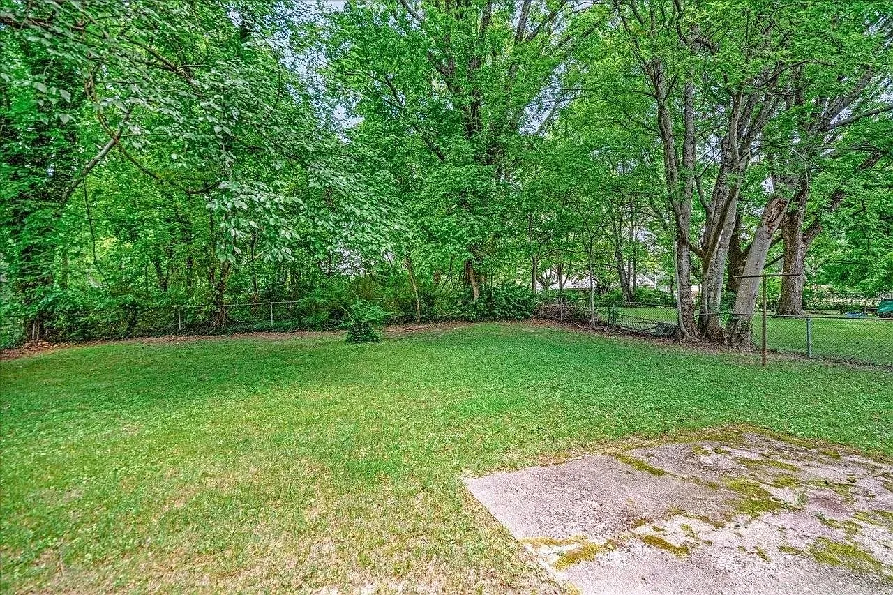 4 bed, 1.0 bath, 978 sqft, $1,450 — Photo 2