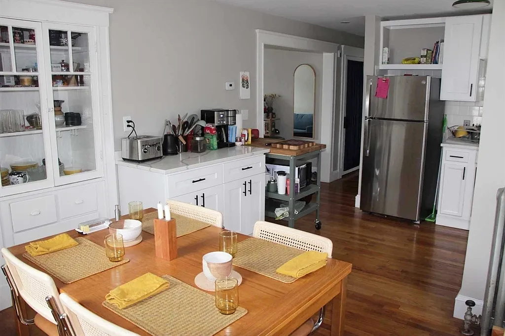 1 bed, 1.0 bath, 900 sqft, $2,300 — Photo 1