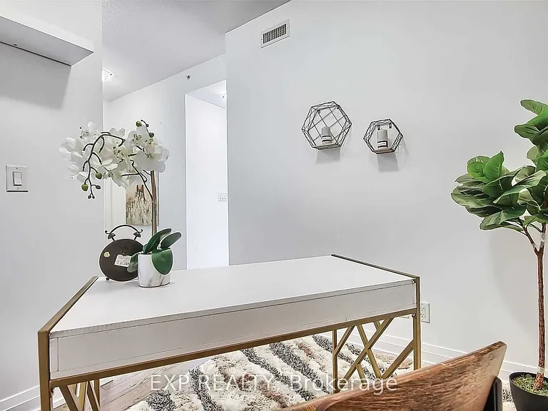 7167 Yonge St #523 — Photo 7
