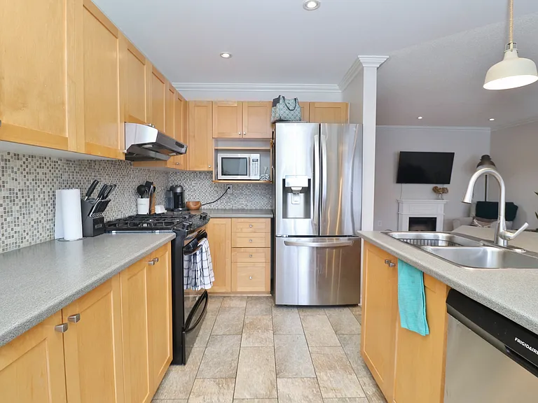2216 Brockstone Cres — Photo 15