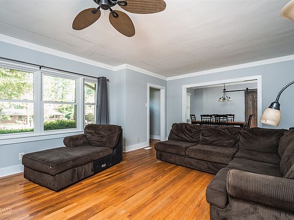 5th image of 833 Hillcrest Ave