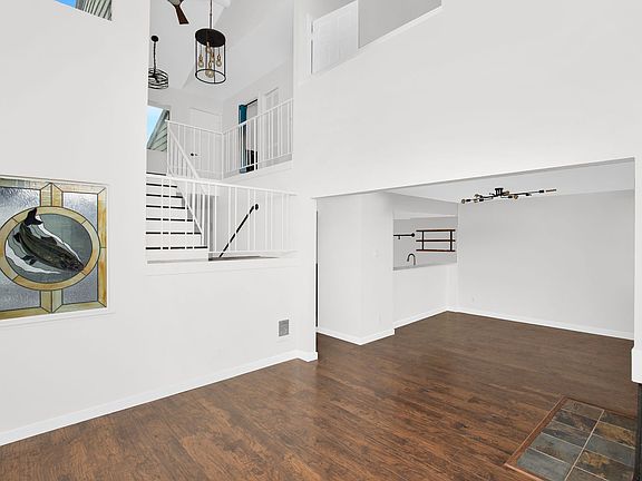4th image of 4 Lake Bellevue Dr APT 201