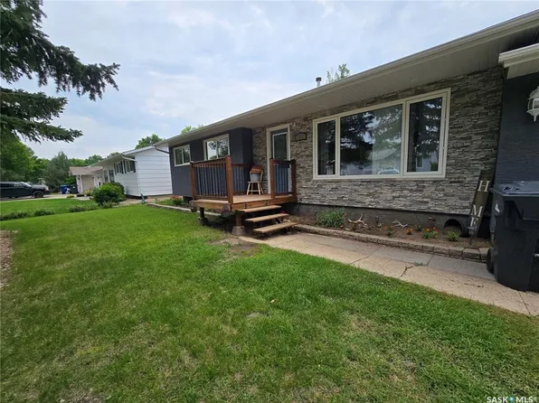 619 BRIMACOMBE DRIVE, Weyburn, SK S4H 2P3