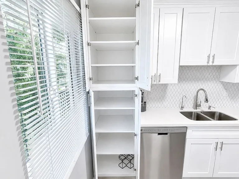 8800 Cedros Ave — Photo 11