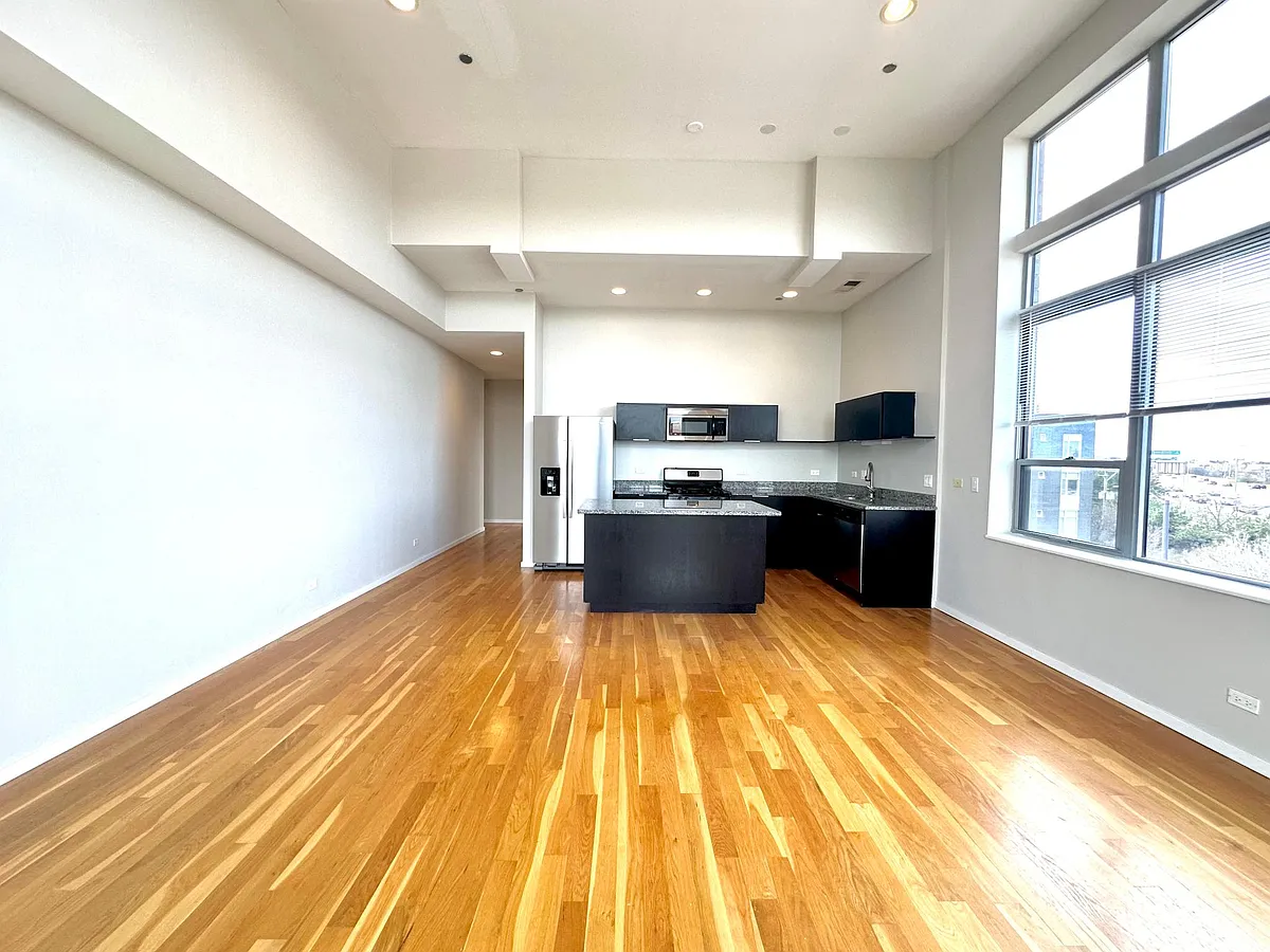 Building Photo - 2157 N Damen Ave #305