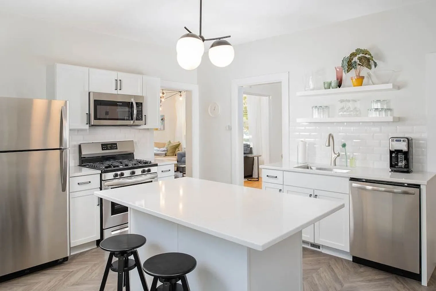 2 bed, 1.0 bath, 1646 sqft, $2,090 — Photo 3