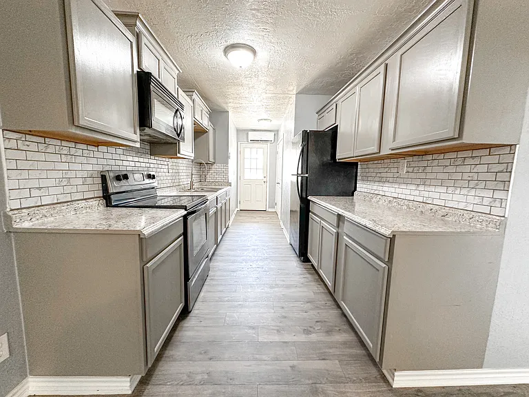 212 SW 23rd Pl — Photo 13