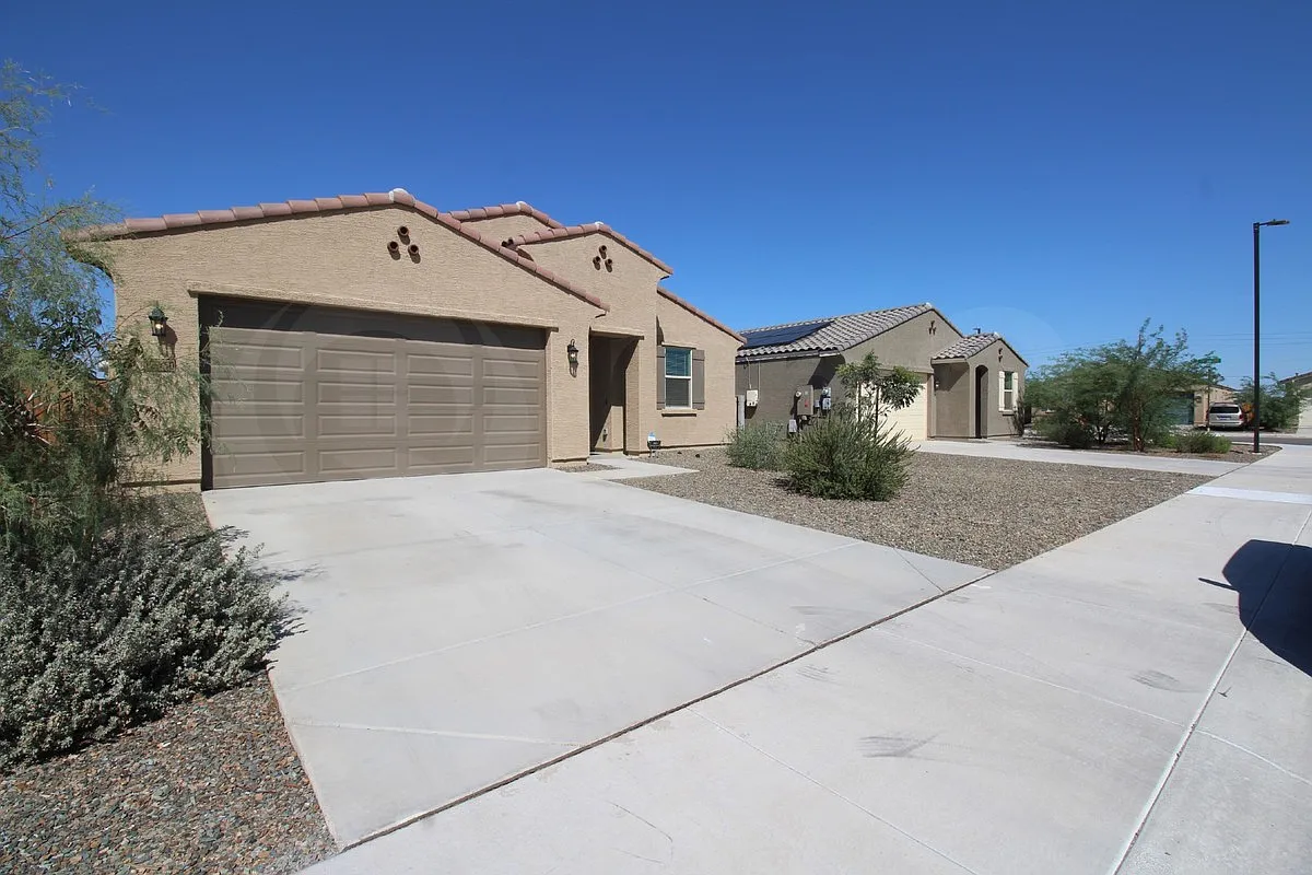 4 bed, 2.0 bath, 2109 sqft, $2,195 — Photo 2