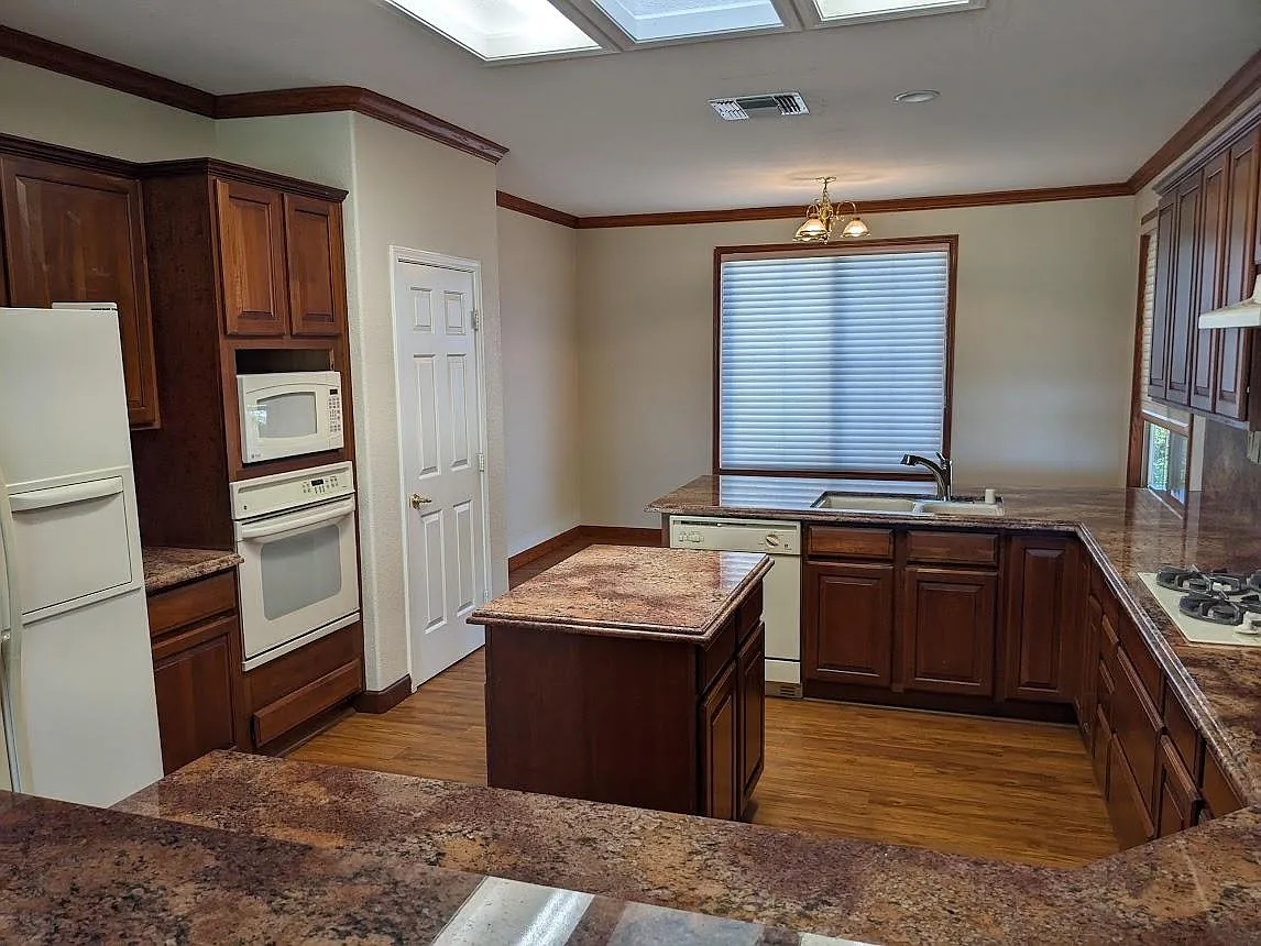 2 bed, 2074 sqft, $3,000 — Photo 2