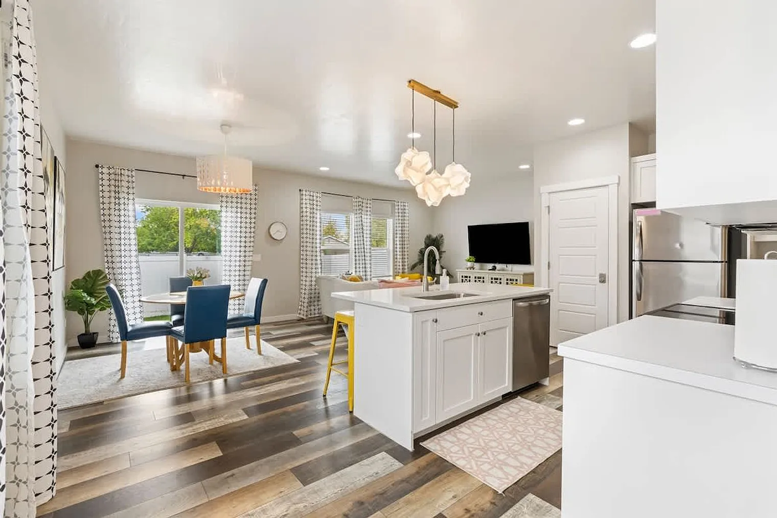 3 bed, 2.0 bath, 1216 sqft, $5,454 — Photo 4