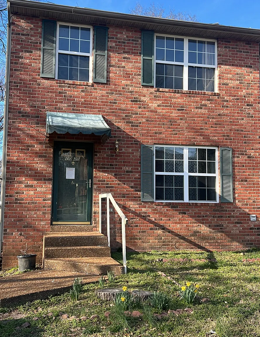 3 bed, 2.5 bath, 2100 sqft, $2,000 — Photo 1