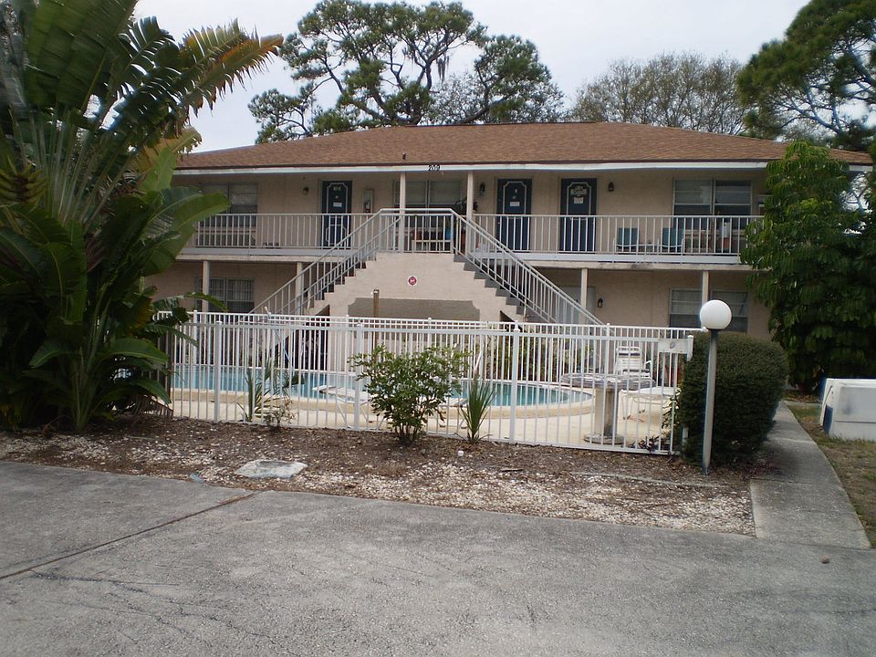 1st image of 201 NW Jefferson Cir N APT 8