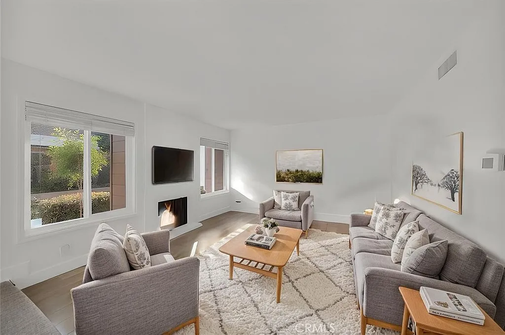 3 bed, 2.5 bath, 1325 sqft, $4,150 — Photo 3