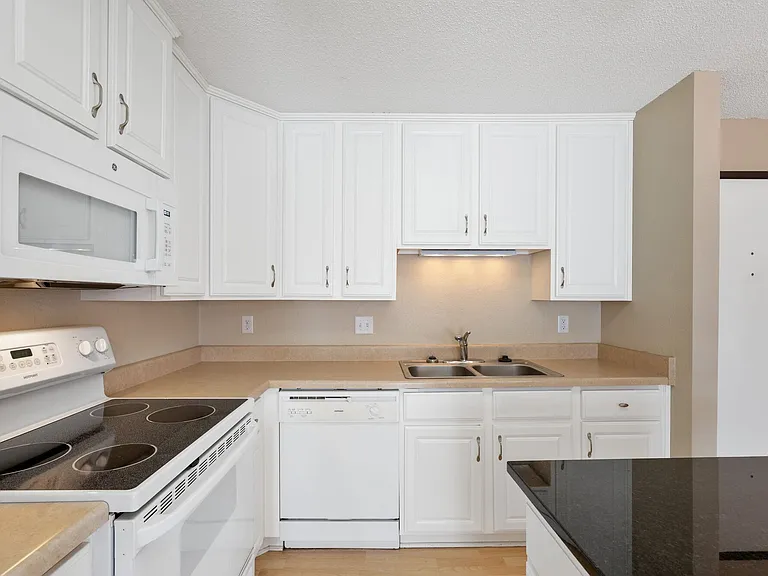 Sterling Ponds Apartments — Photo 9