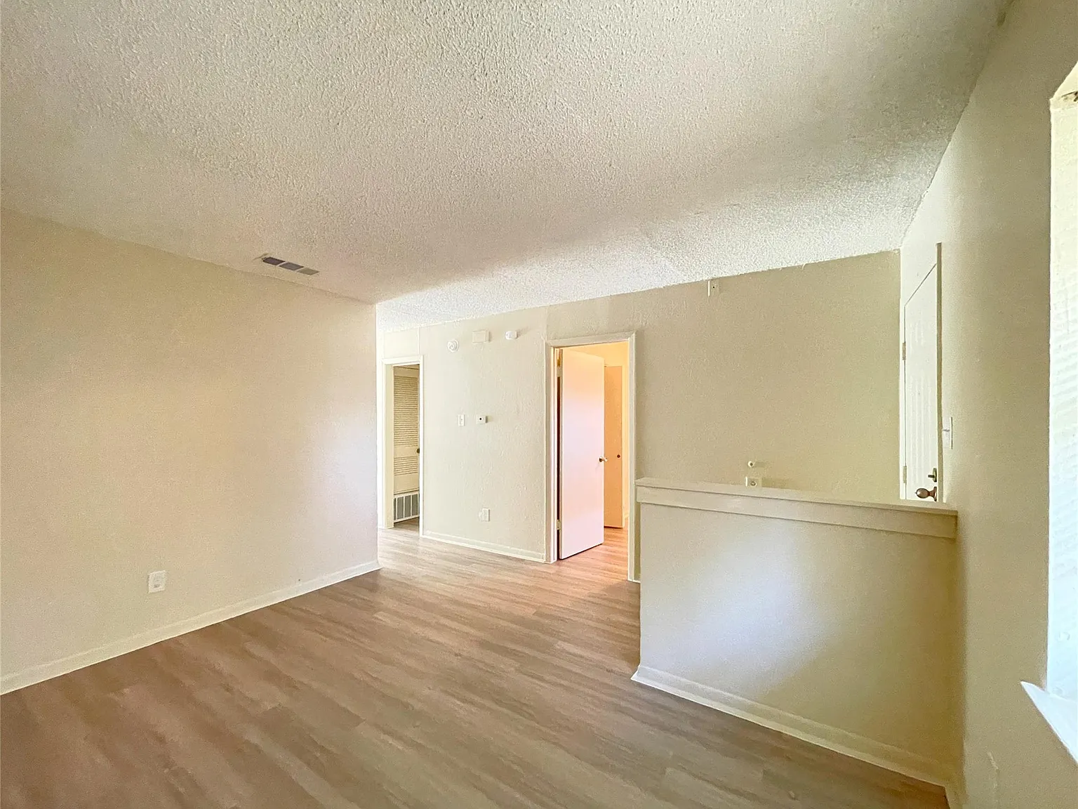 2 bed, 1.0 bath, 3570 sqft, $995 — Photo 3