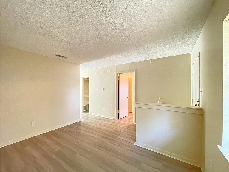 902 N Meadows Dr — Photo 3