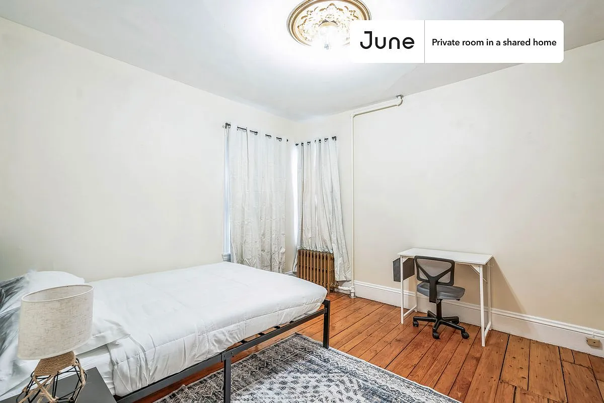 Queen bedroom in 4 bed/1.5 bath home in Somerville #1826 B — Photo 1