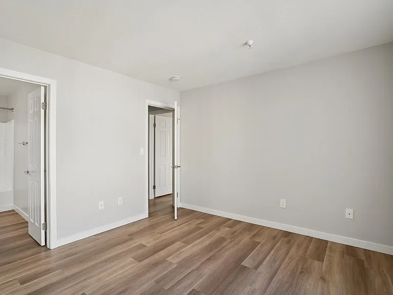 Chadron Apts — Photo 37