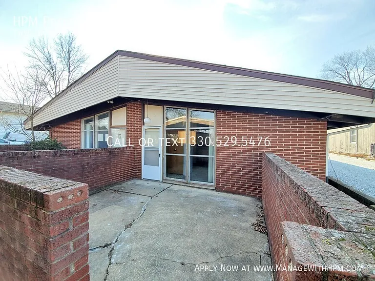 511 Wrexham Ave SW — Photo 1