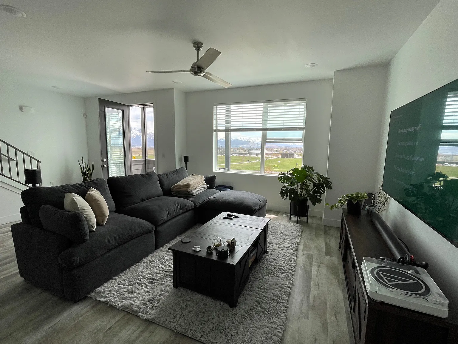 3 bed, 2.5 bath, 1636 sqft, $2,400 — Photo 4