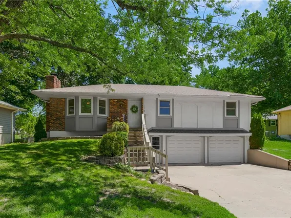 105 Continental Dr, Lansing, KS 66043