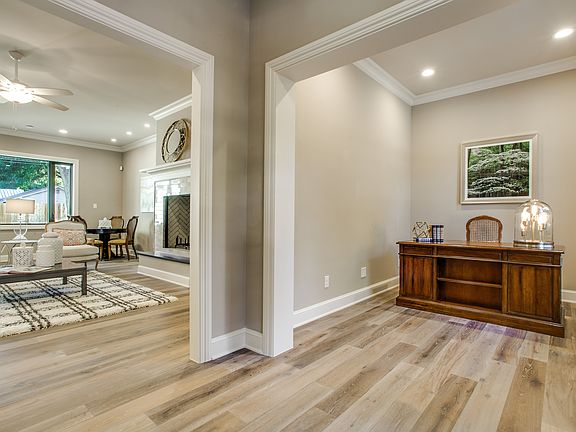 2nd image of 270 E Elmview Pl
