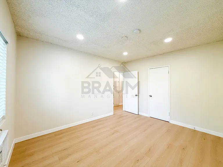 Villa East at Oxnard St. — Photo 21