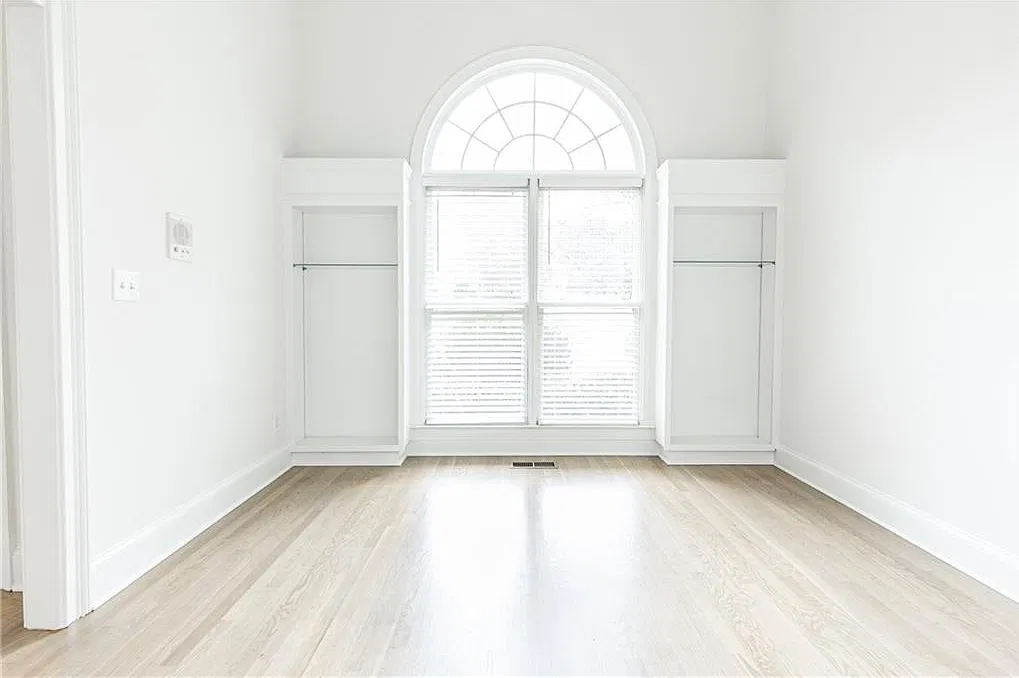 6 bed, 4.5 bath, 4036 sqft, $5,200 — Photo 4