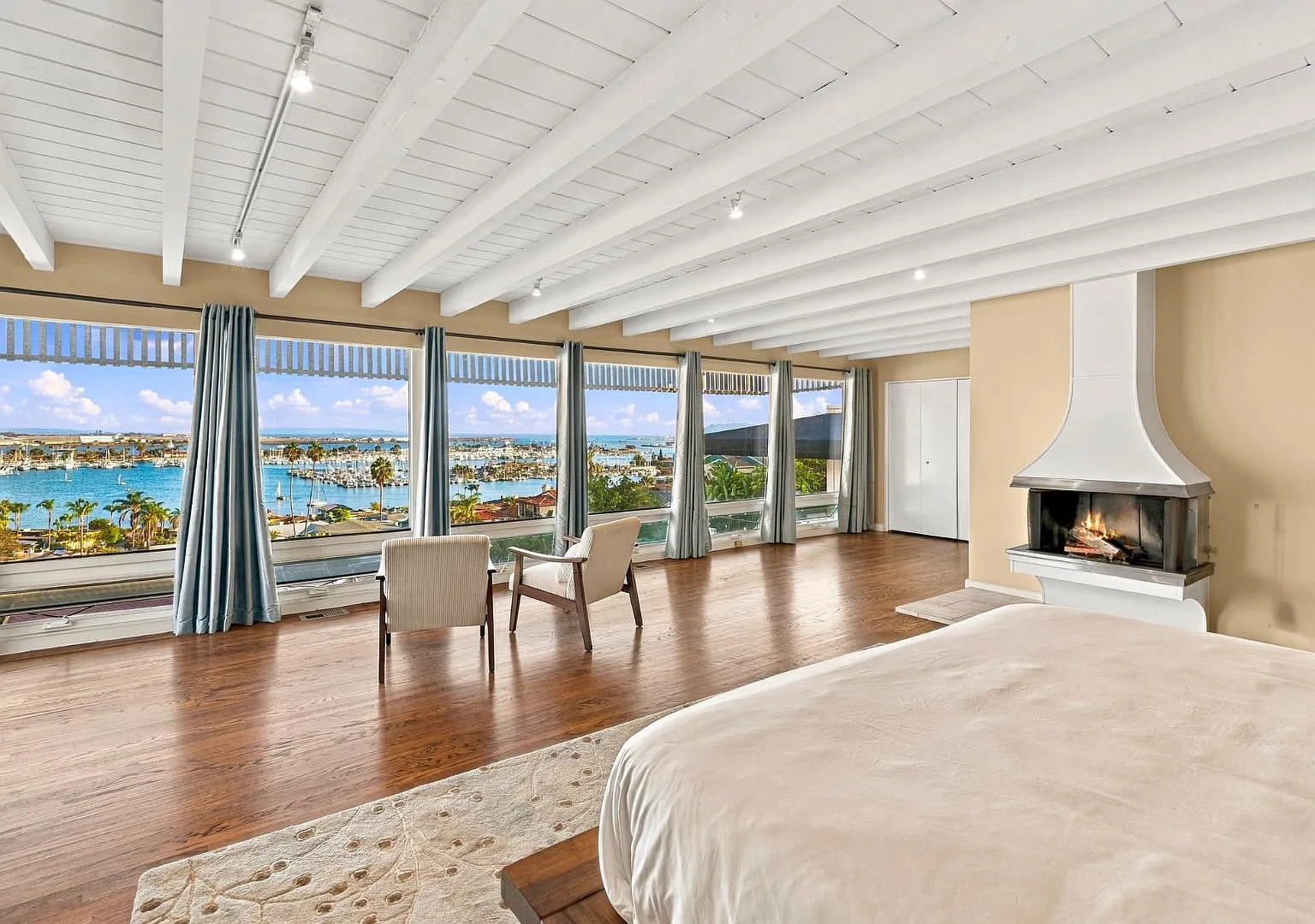 945 Harbor View Dr — Photo 2