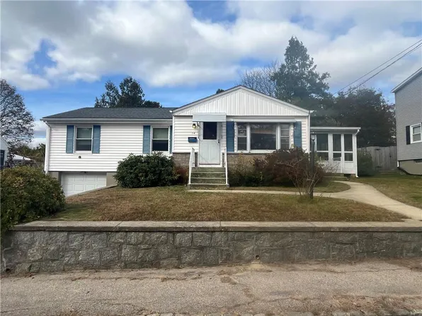 14 Vincenzo Dr, West Warwick, RI 02893