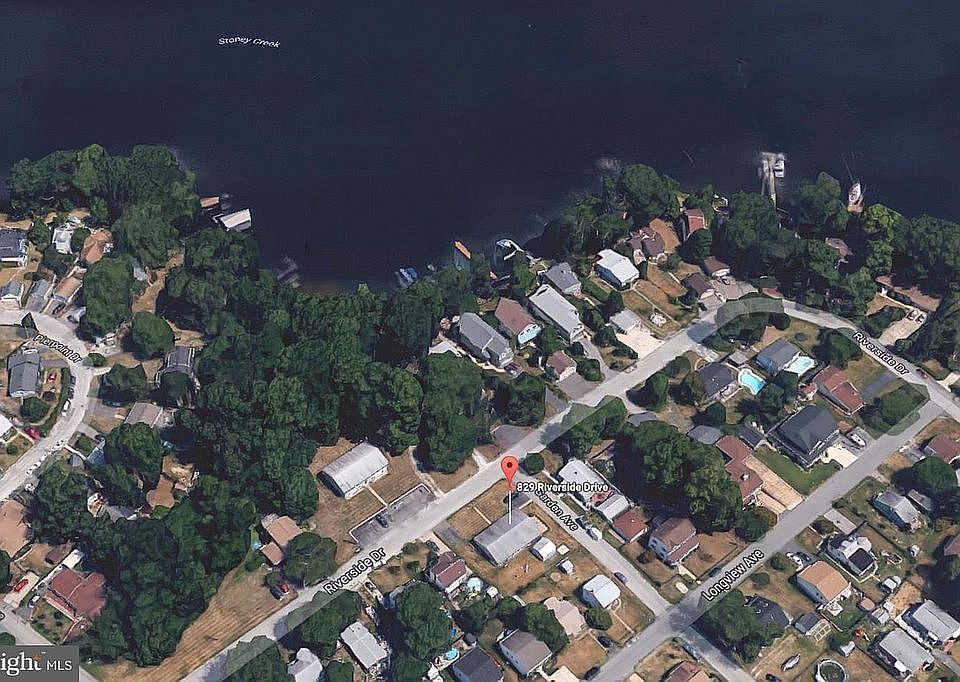 2nd image of 829 Riverside Dr