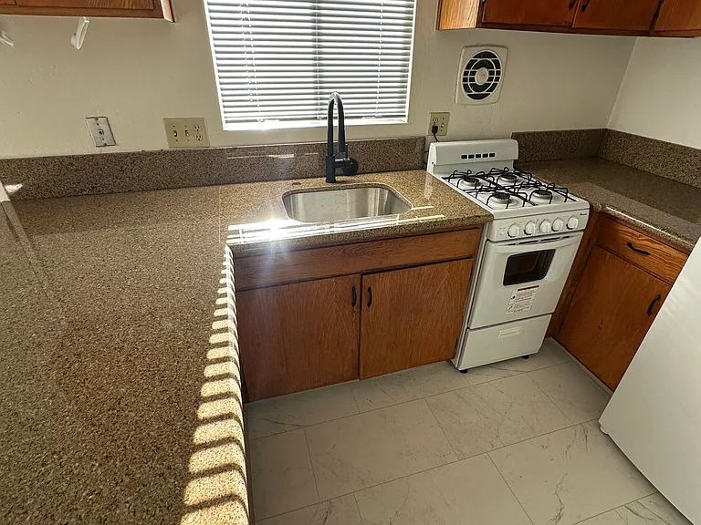 35 Valencia Ave #4 — Photo 1