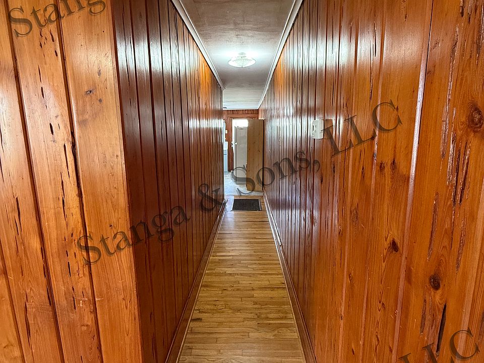 Hallway to kitchen