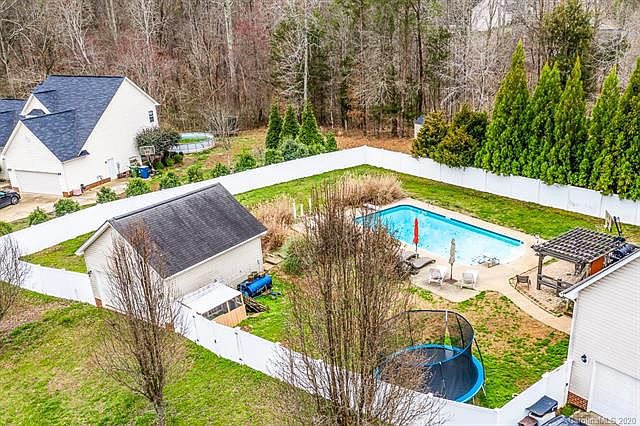 1st image of 213 Deerfield Dr