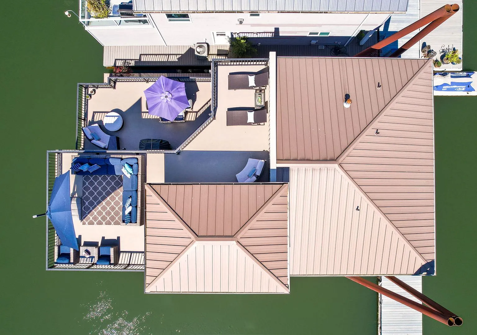 Three-Level Modern-Living Floating Home on the Columbia River! — Photo 3