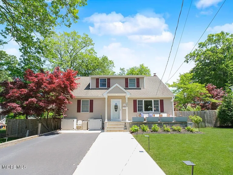 209 Woodcrest Rd — Photo 2