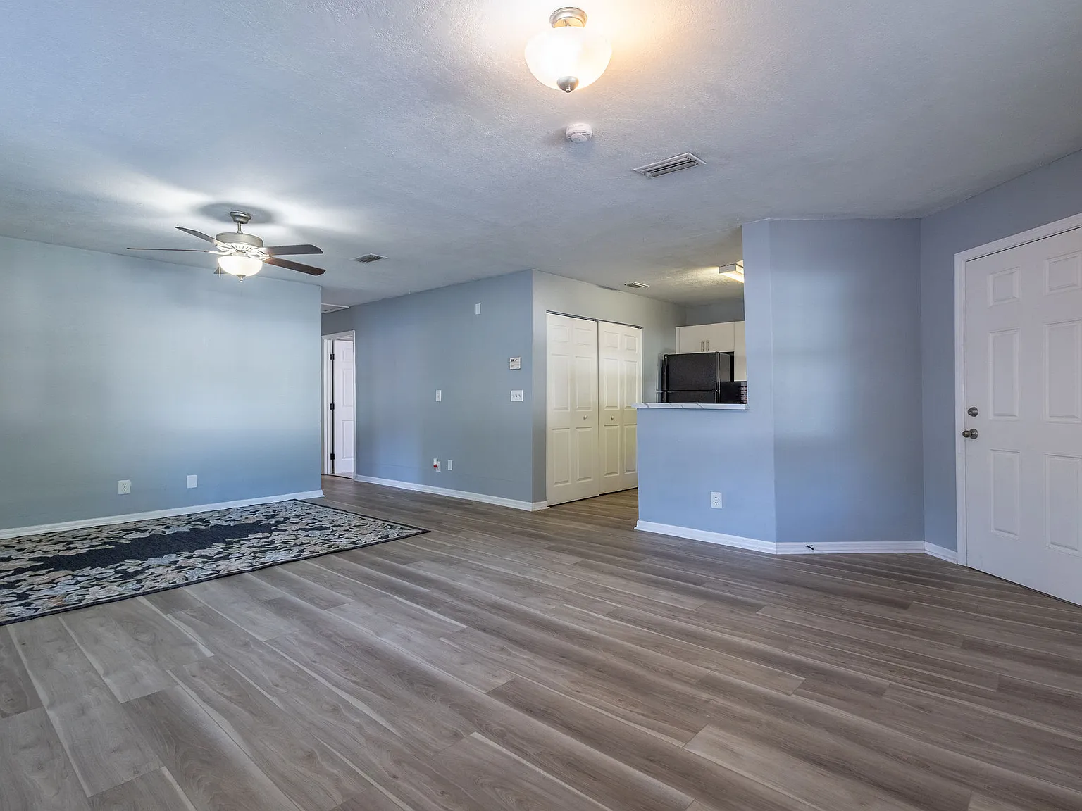 3 bed, 1050 sqft, $1,850 — Photo 2