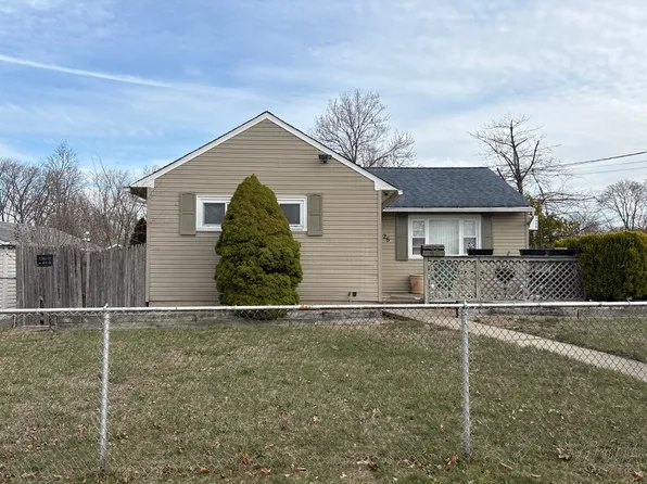 25 E Maple St, Central Islip, NY 11722