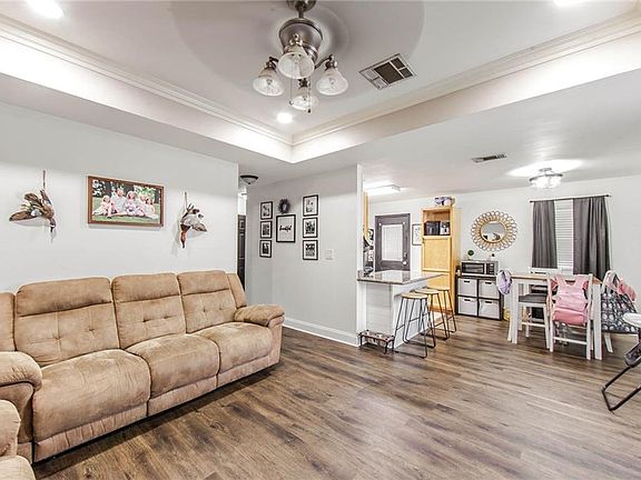 4th image of 330 Daralyn Dr