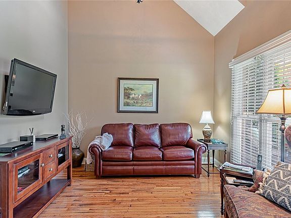4th image of 1205 Fieldcrest Dr