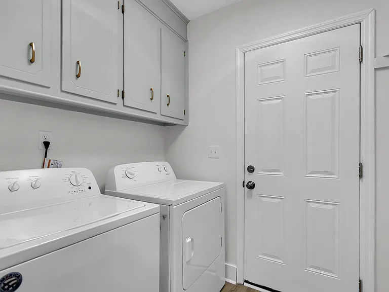 Utility room with Washer/Dryer