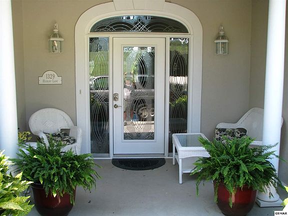 3rd image of 1329 Hickory Ln