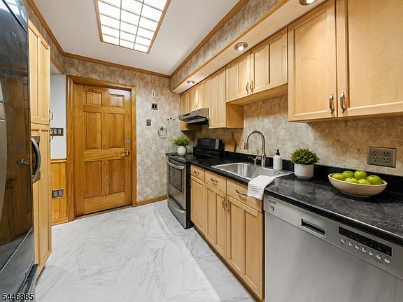 4th image of 56 Greenwich Dr