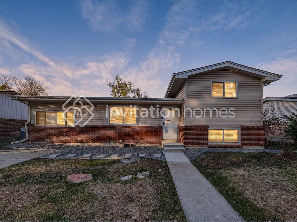 1st image of 402 S Robb Way
