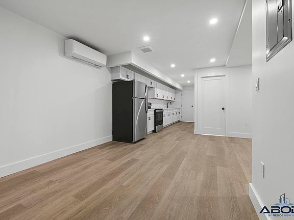 3rd image of 350 Vernon Ave