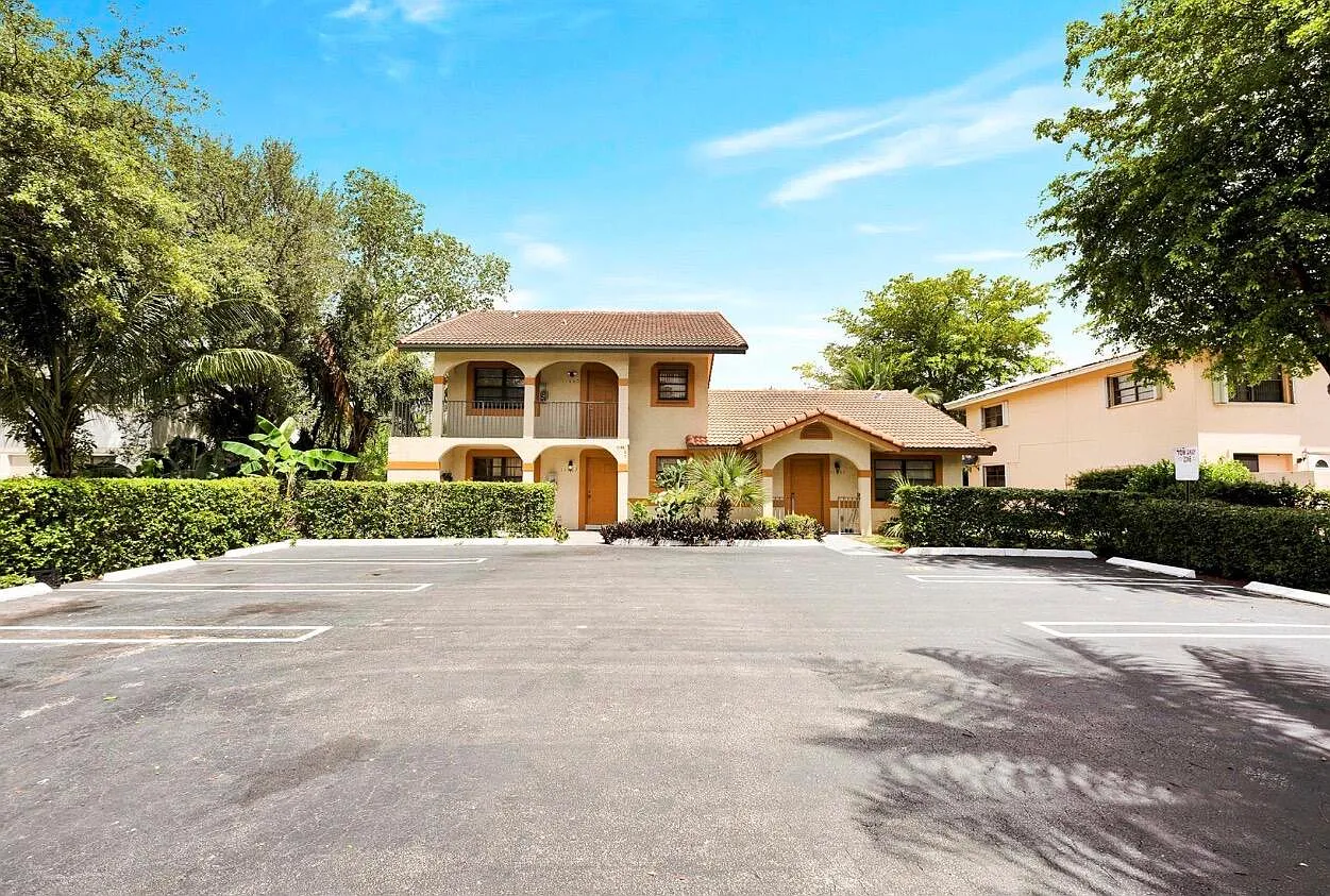 2 bed, 2.0 bath, 1000 sqft, $2,200 — Photo 1