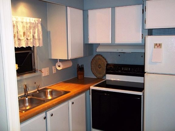 kitchen
						:
						smooth cooktop,with new fridge.
